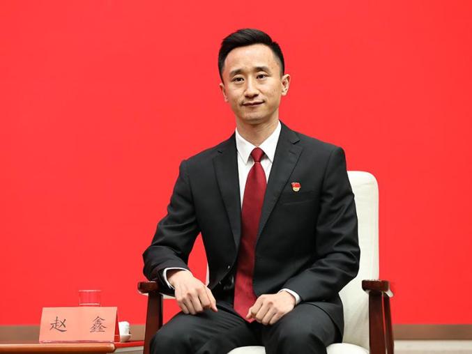 【双百政法英模】与"老赖"博弈,不惧死亡威胁……这