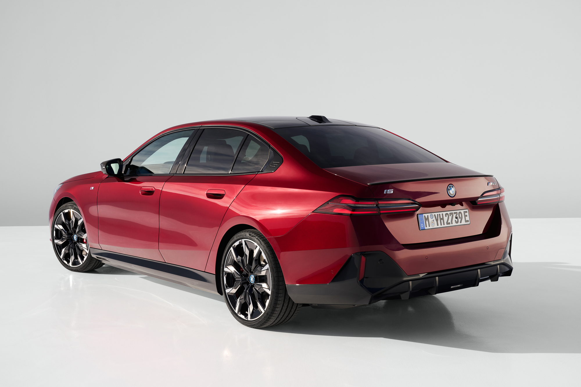 全新宝马5系官图详解!"鼻孔"终于没再变大,内饰还是7系同款