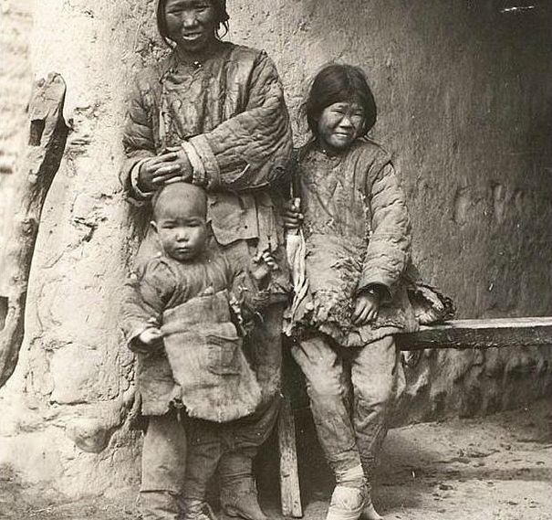 真实历史老照片,女孩正在裹脚,最后一个是慈禧的养女