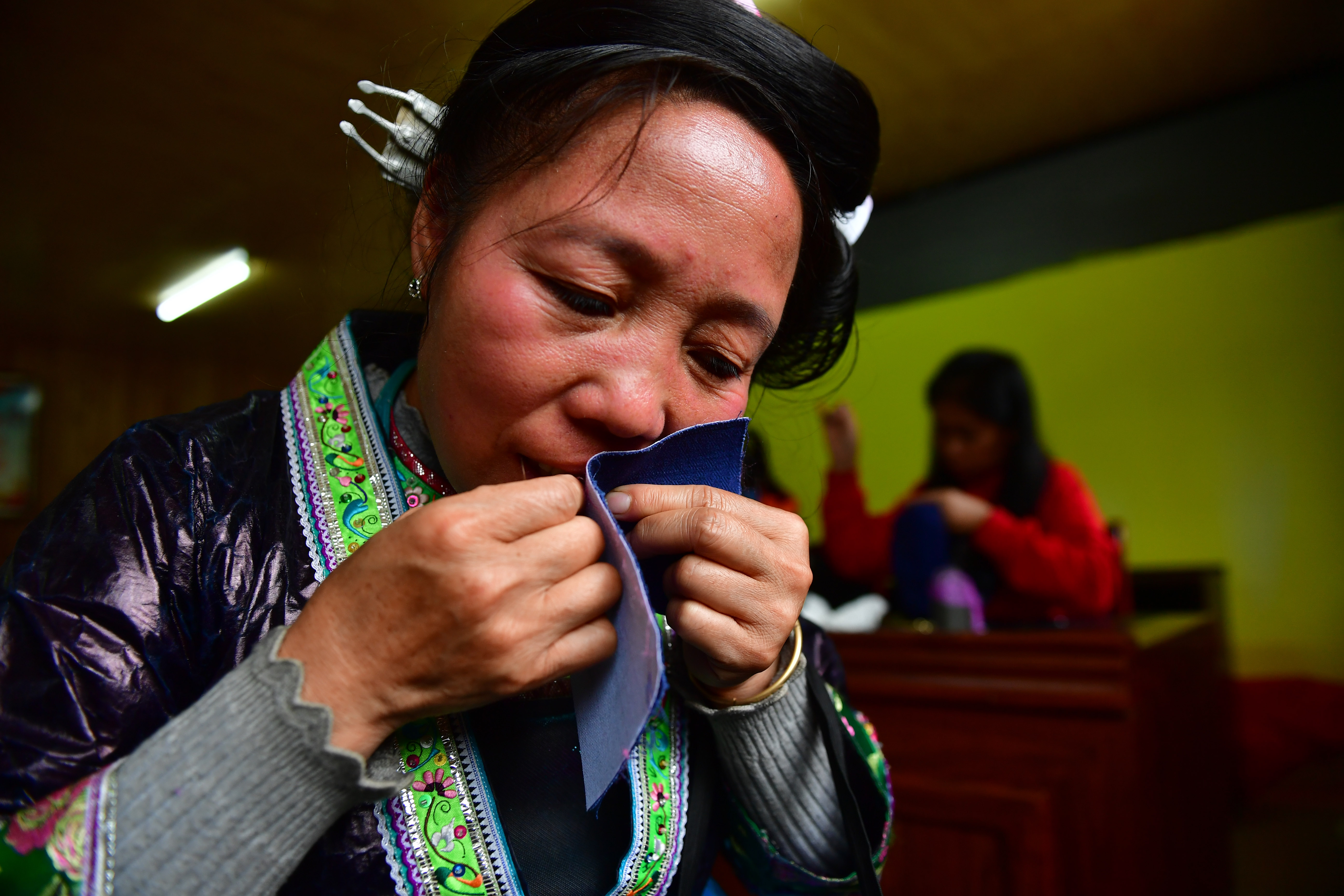 广西苗族这件衣服,一做就是一年