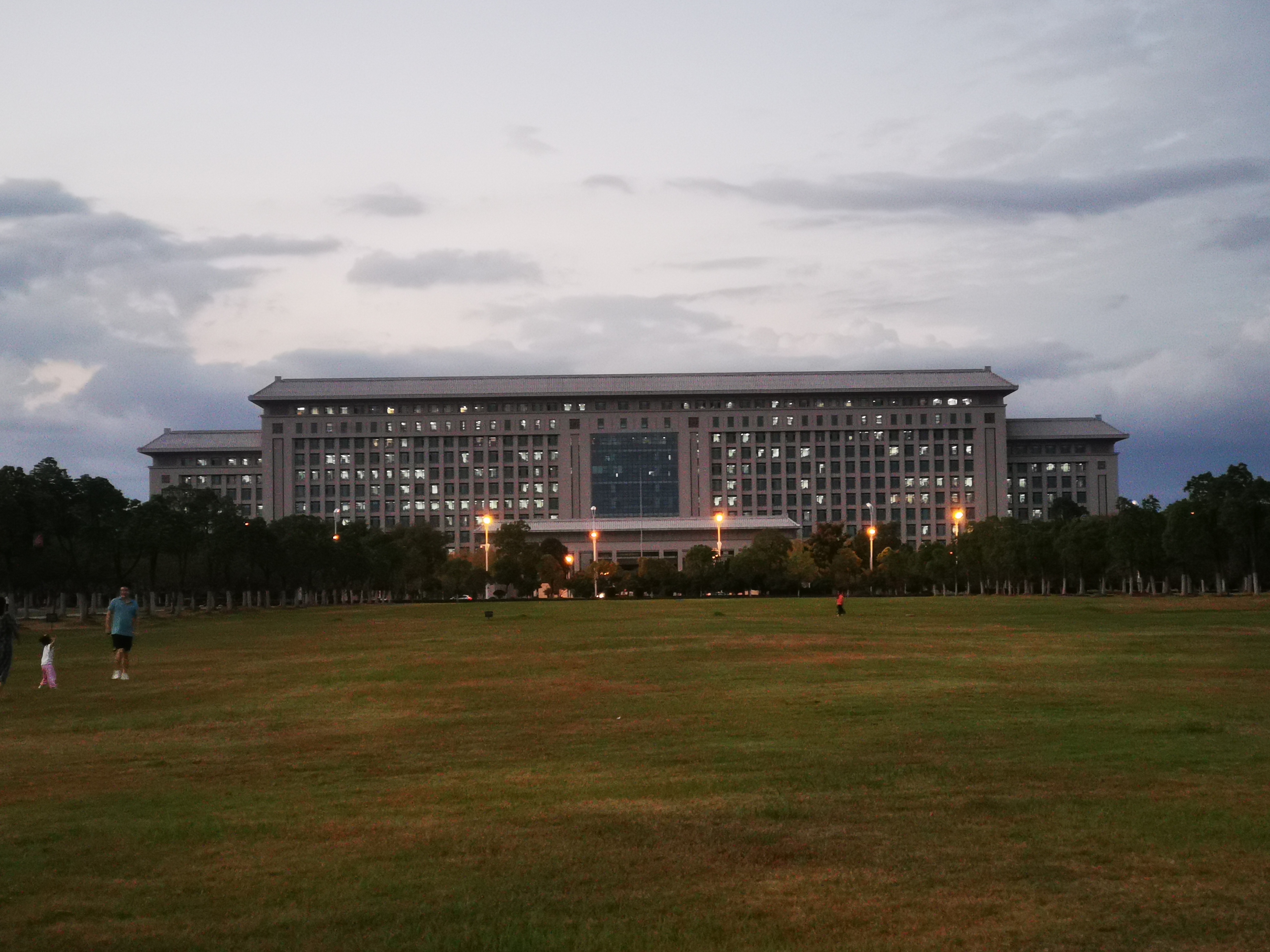 落日余辉下的安徽省行政中心方兴湖