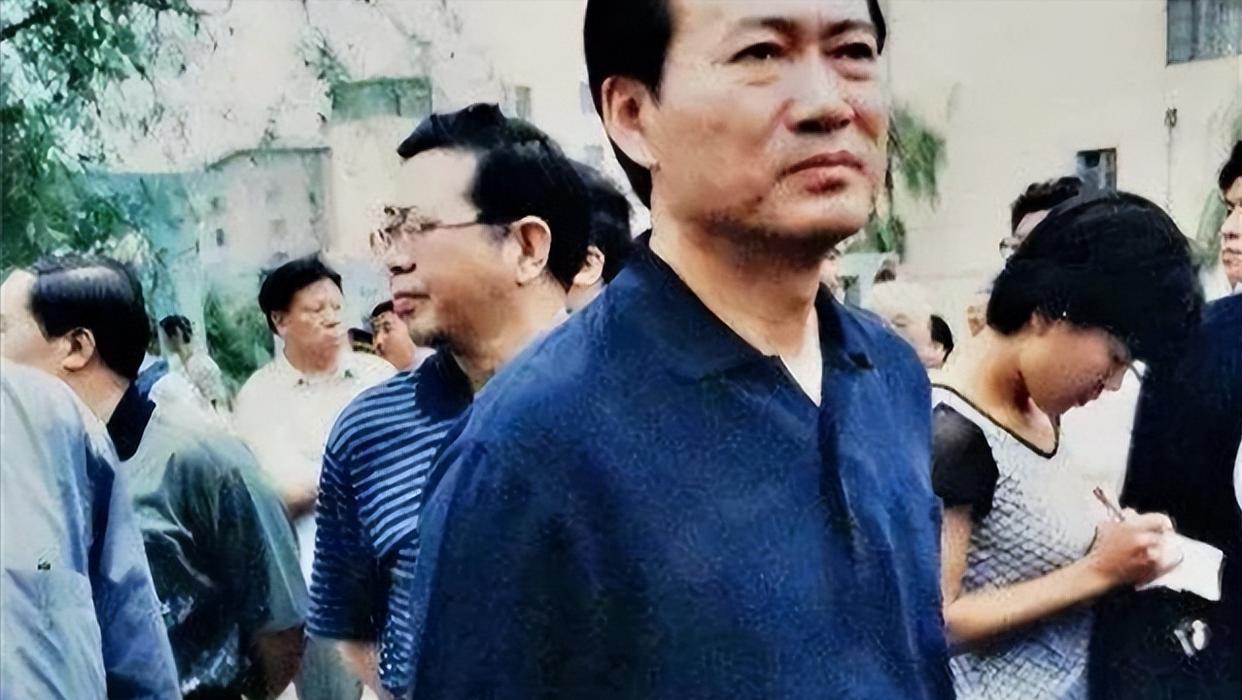 纪实:"双面巨贪"慕绥新:敛财千万,被两任妻子揭发,自食恶果