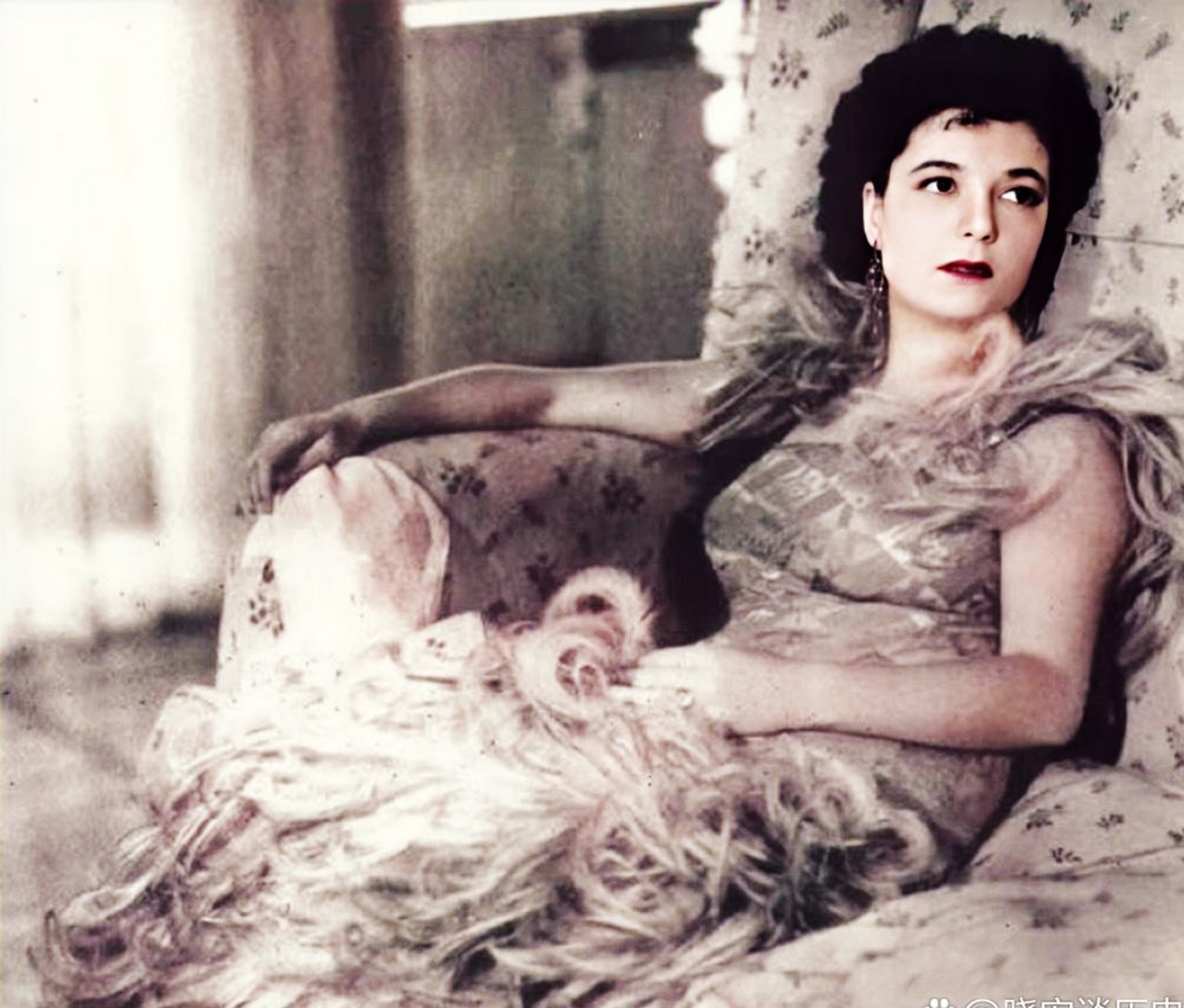 1945年,墨索里尼与情人克拉拉·贝塔西在米兰洛雷托广场的合影.