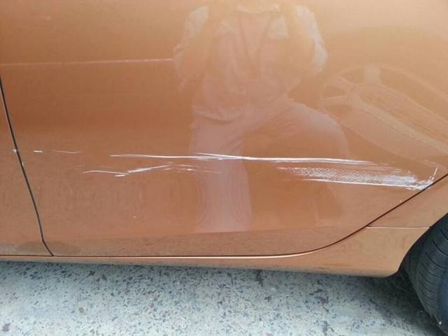 车漆划痕自己可以修复吗