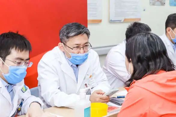 同仁医院专家们为就诊群众一一耐心问诊答疑,提供助听器验配,头颈