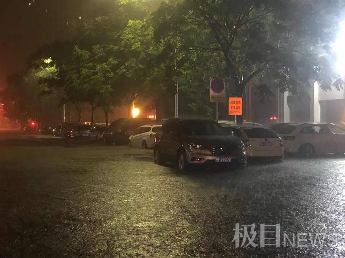 襄州雨夜中的暖心一幕民警凌晨帮忙推车