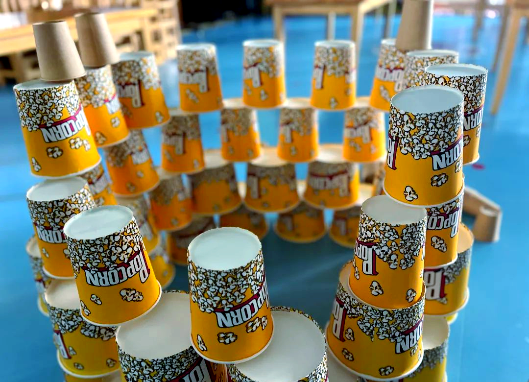 因此,我利用中途的过渡环节,向孩子们介绍了《小石匠的梦想城堡》绘本