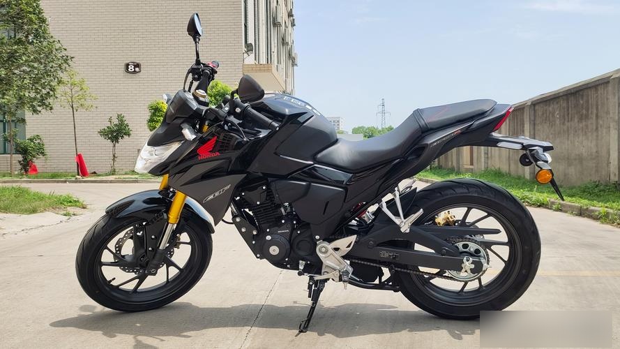 首先,关于cbf190r的总里程显示,其位于里程表上,这款摩托车提供了两个