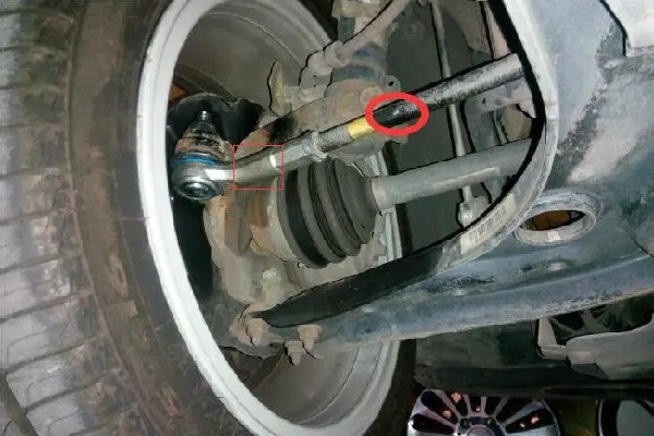 前轮前束由什么来保证