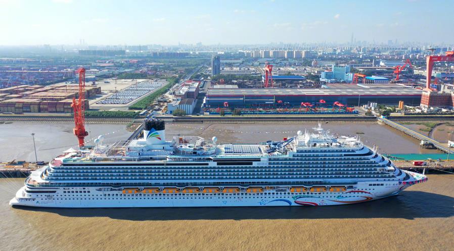 中国第一艘!长323米,高72米,排水量13万吨