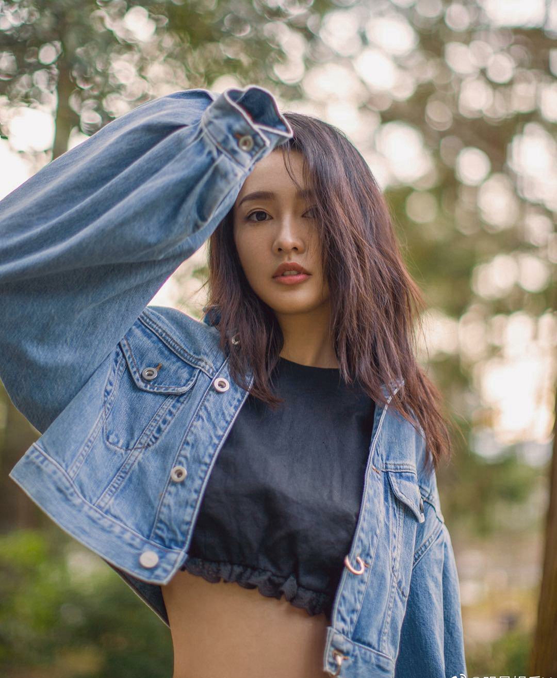 李沁牛仔马甲露脐装性感写真