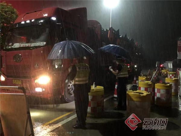 云南木康边境检查站:24小时严查,筑牢边境防控"铁卡"