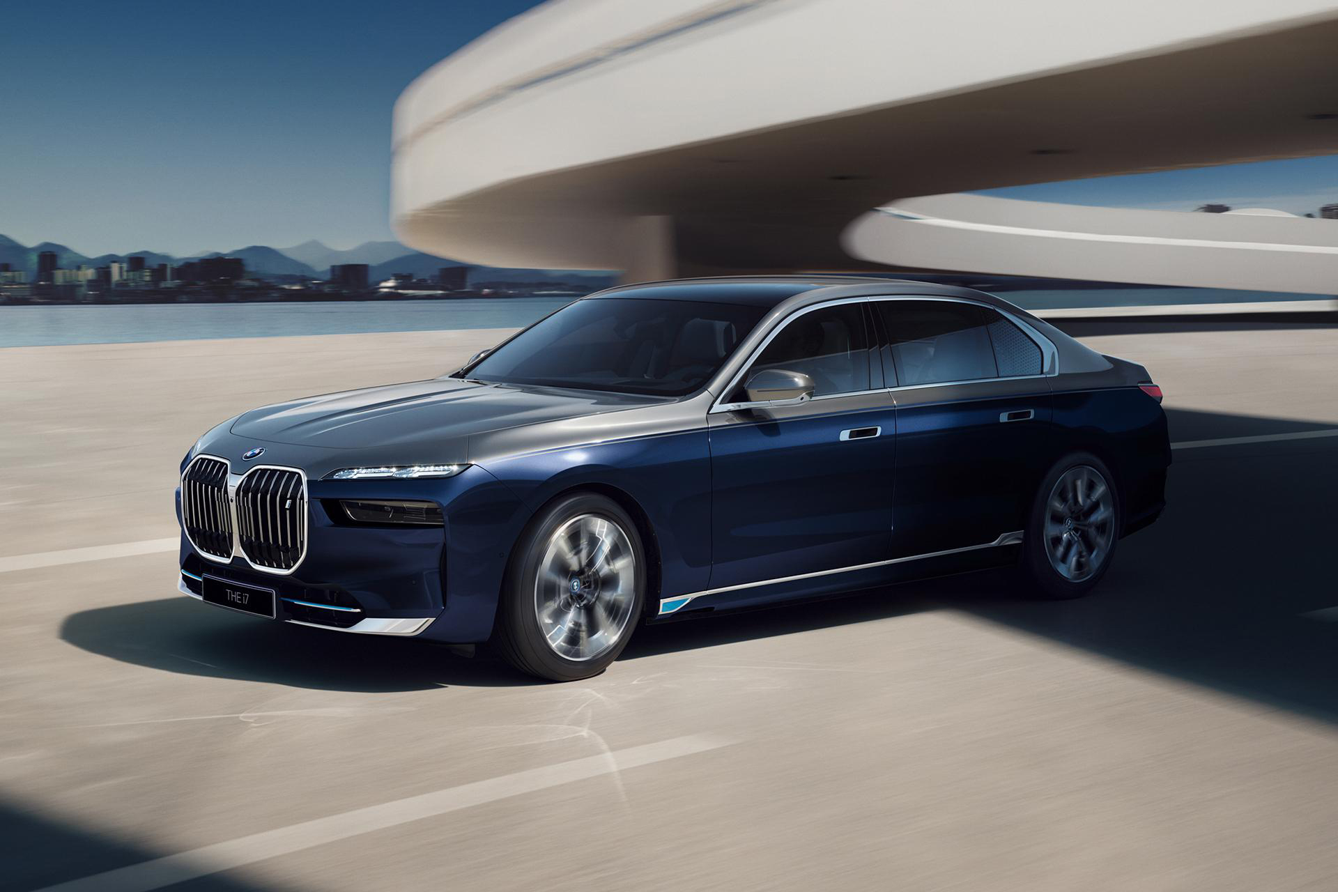 全新宝马7系,带光圈的大鼻孔似乎耐看了