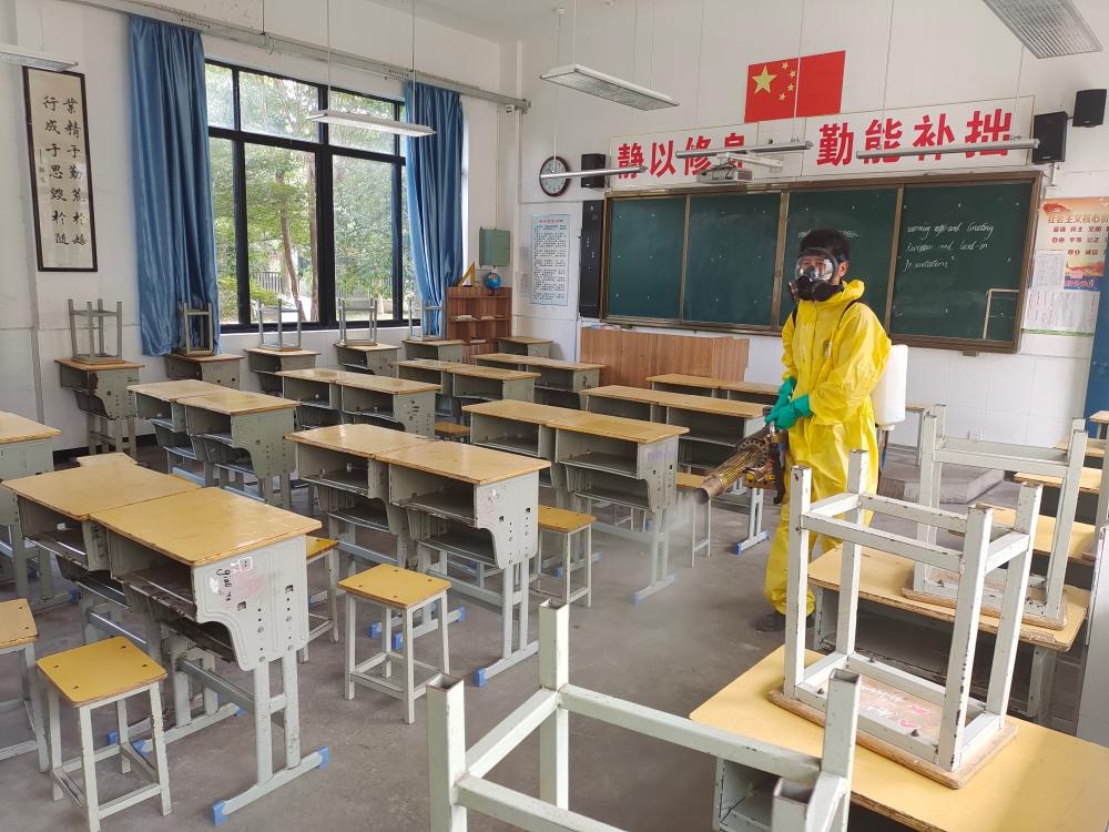 屯溪六中:校园全面消毒 筑牢健康防线