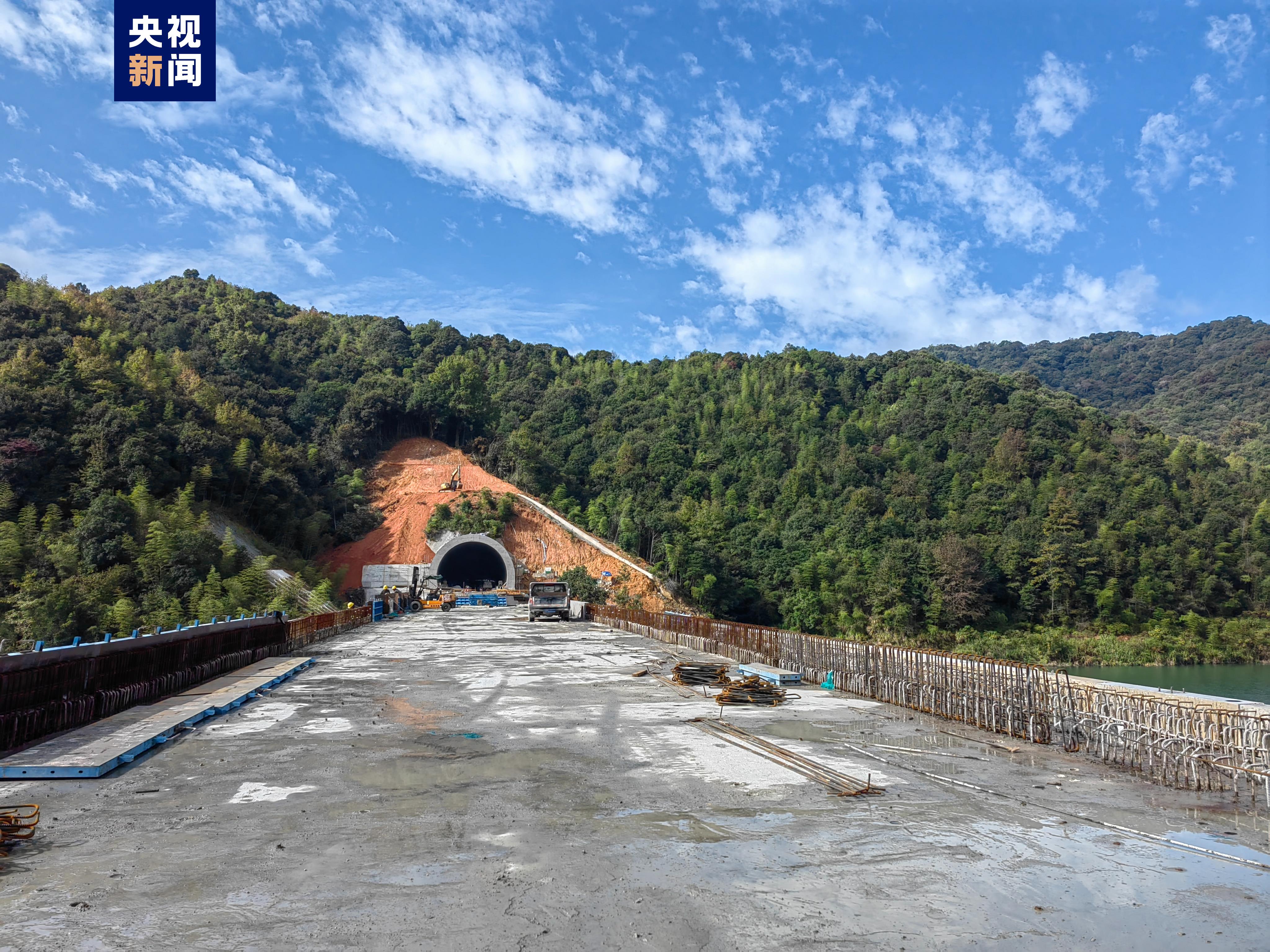 龙龙铁路福建段最长隧道今日贯通