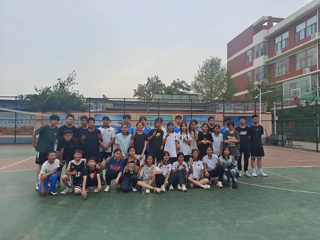 濮阳市第九中学男女排球队到市油田第六中学进行交流活动