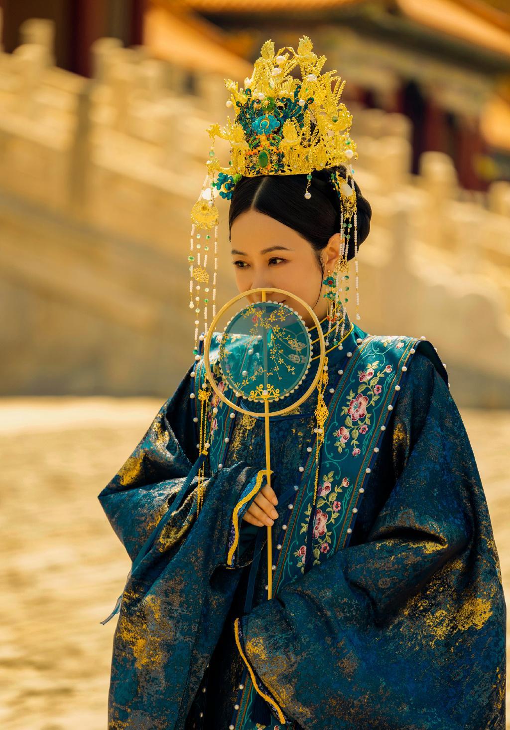 吴镇宇晒儿子费曼古风写真,传承家族风采,故宫的公公引起热议