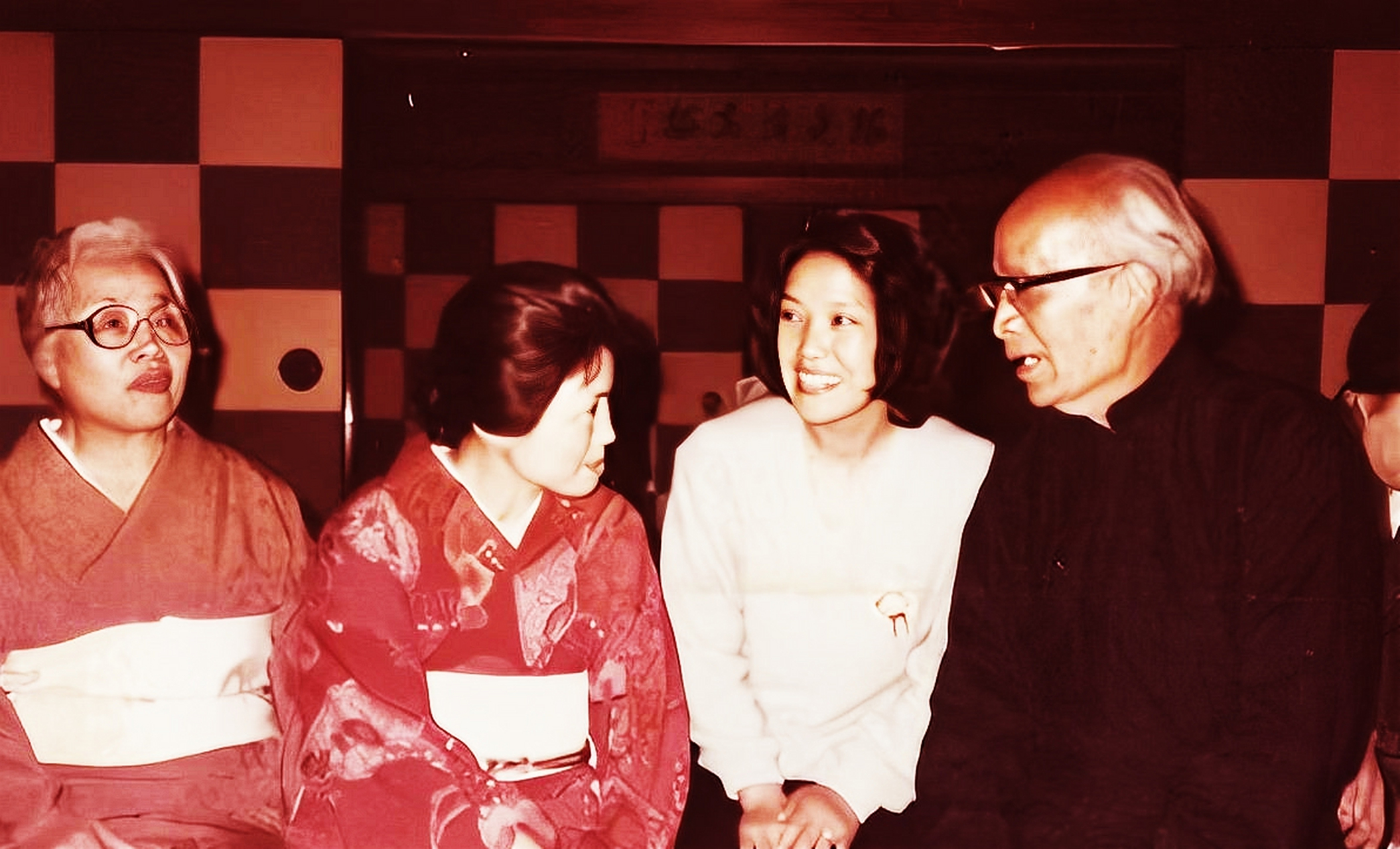 2010年,叛徒胡兰成和范秀美的情人范秀美怀孕了.