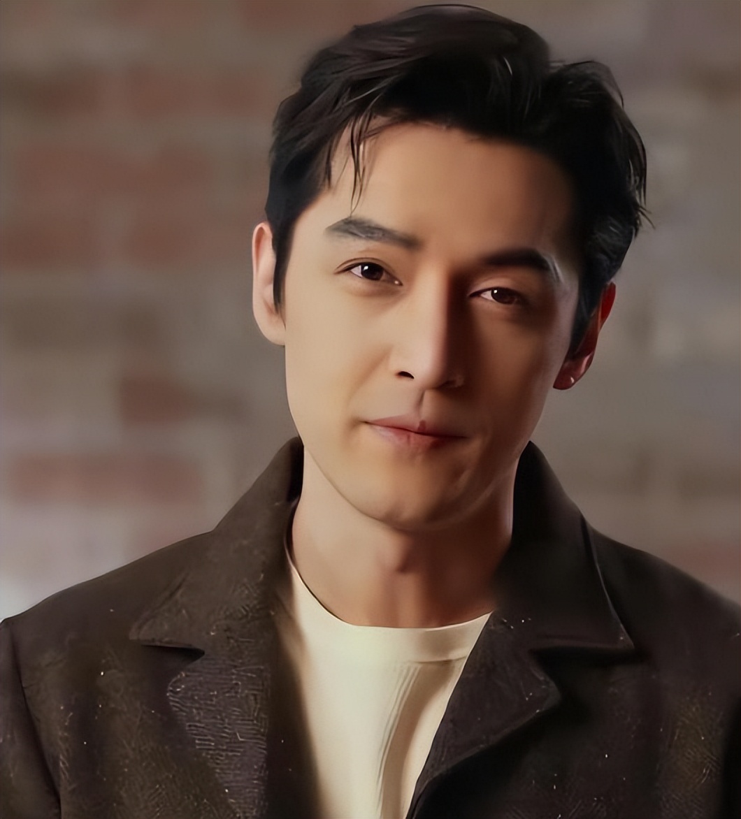 一家三口首同框,胡歌满面笑容