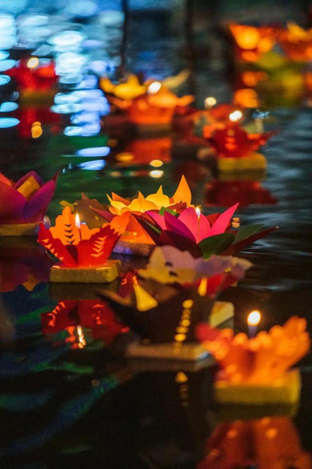 盏盏河灯照亮丽江古城中元夜