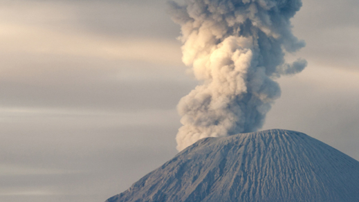 突发!印尼伊布火山喷发,持续96秒