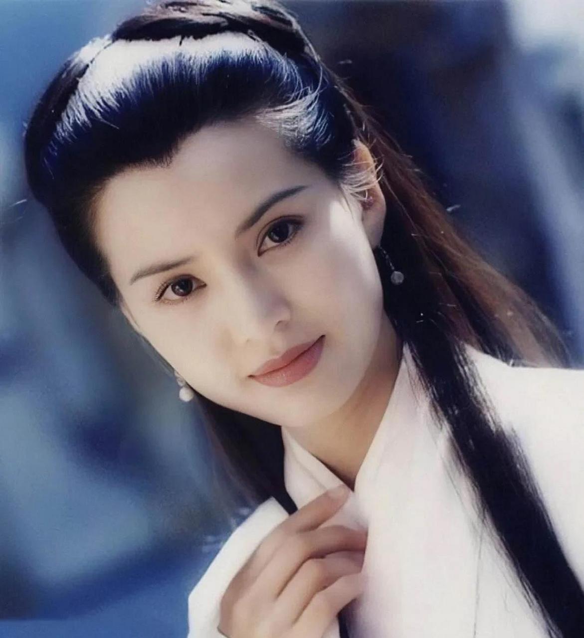 以前感觉李若彤刘亦菲的小龙女真是绝美,可总感觉少了点什么东西,直到