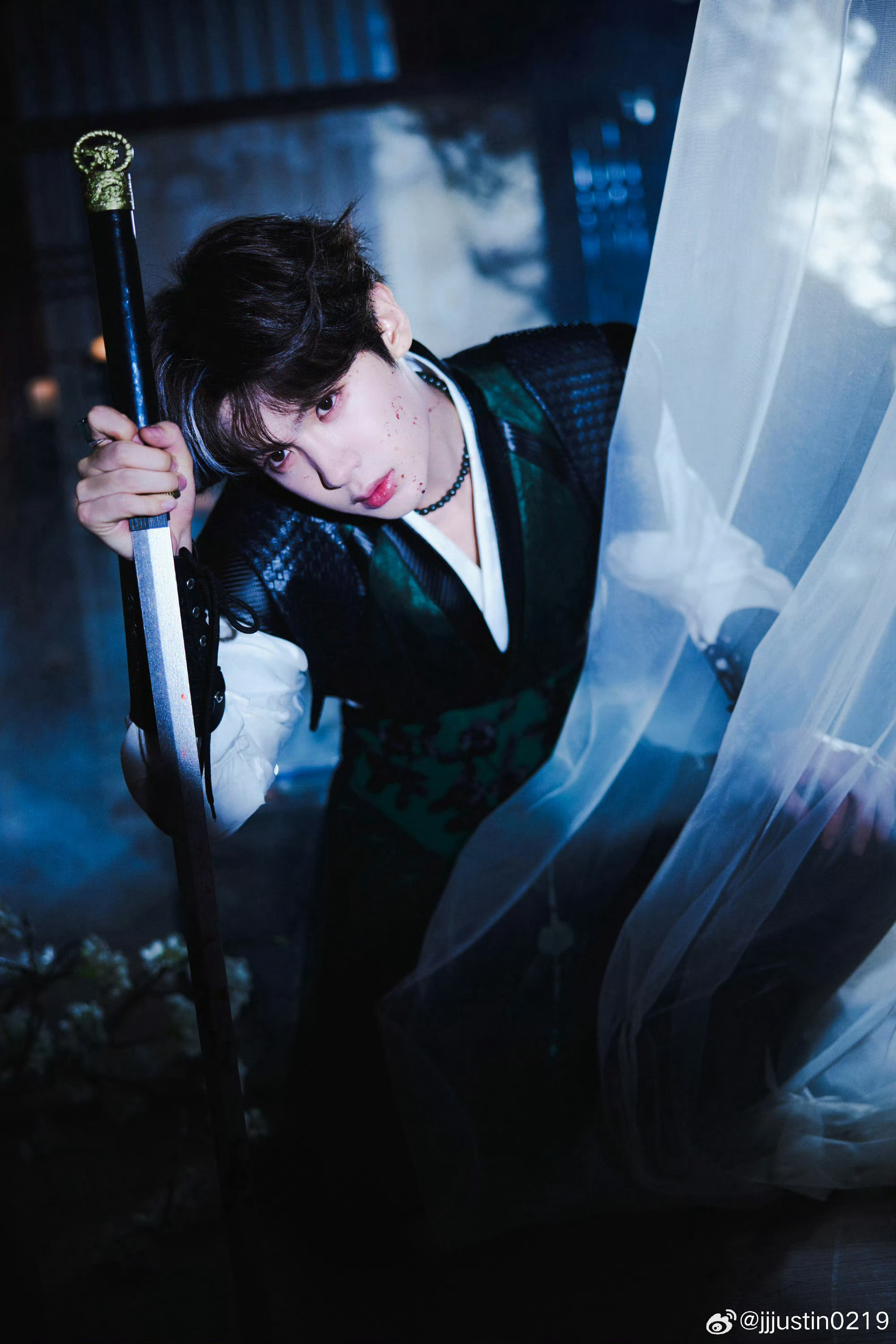 黄明昊古风武侠大片曝光,刀剑光影氛围感十足