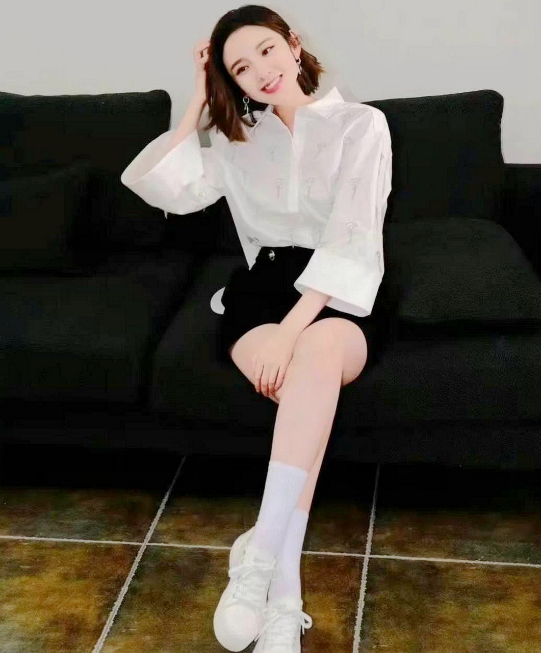 唐艺昕身穿白色上衣搭配黑色短裤,简单轻松,漂亮又洋气,甜美又温柔