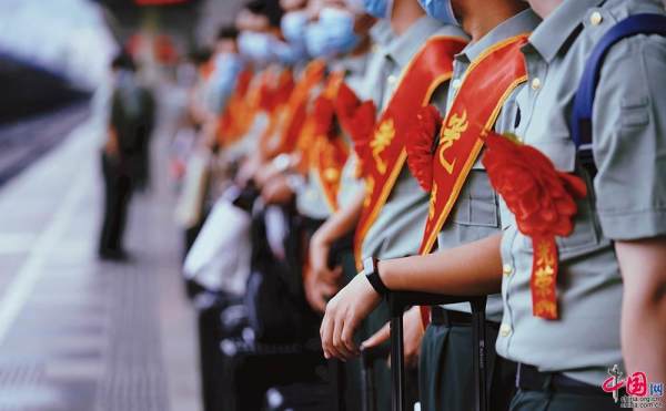 又到一年退伍季 一首《驼铃》送老兵图