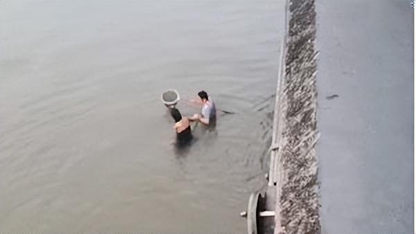 姑娘两次跳下钱塘江,网友评论:钓鱼佬的真实身份其实是
