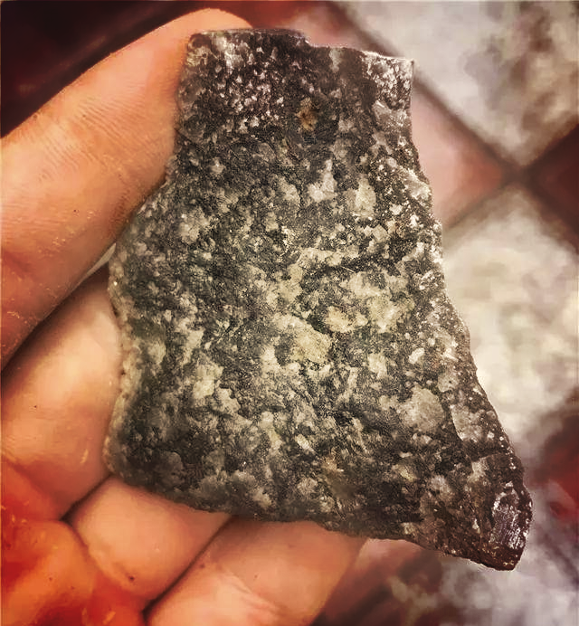 幸运胖子街边捡石,竟发现罕见乌鸡种翡翠!