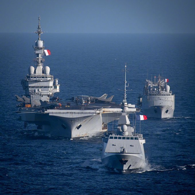 法国戴高乐号航空母舰图片