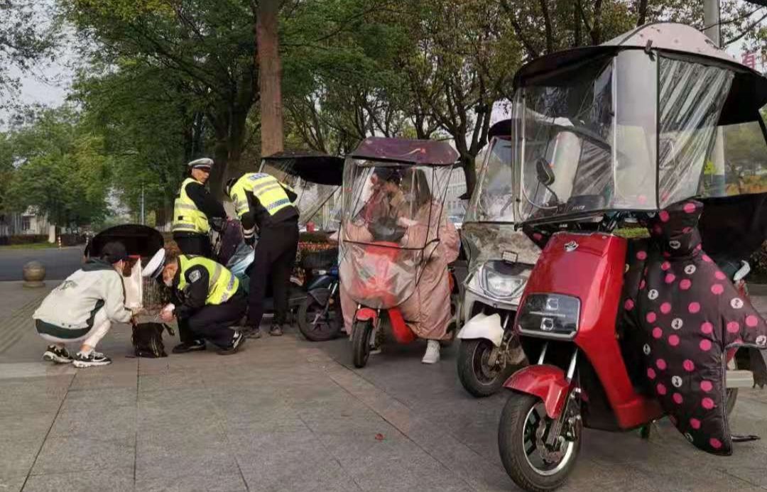 騎電動車的市民請注意!