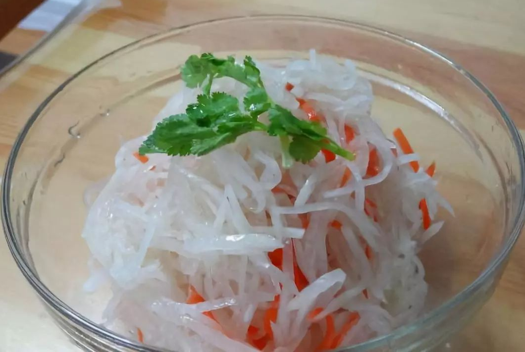 酸辣萝卜丝是一道简单又非常美味的小菜,让人一口接一口