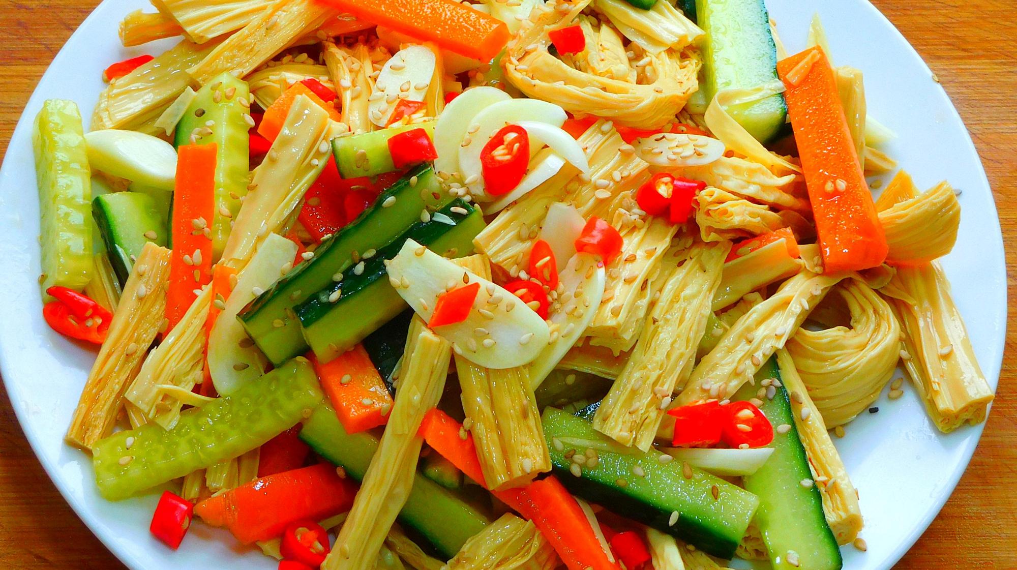 调一个万能凉拌汁,过年可以拌凉菜,比买的还好吃,谁吃谁夸