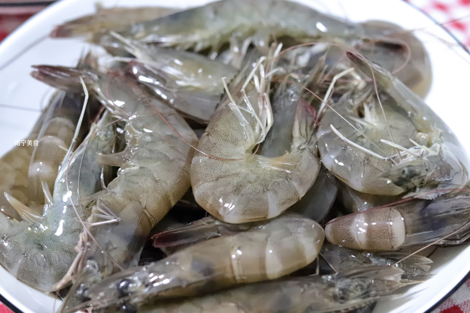 不管是冷冻虾还是鲜活虾,烹调之前多做这一步,虾仁q弹脆口鲜甜