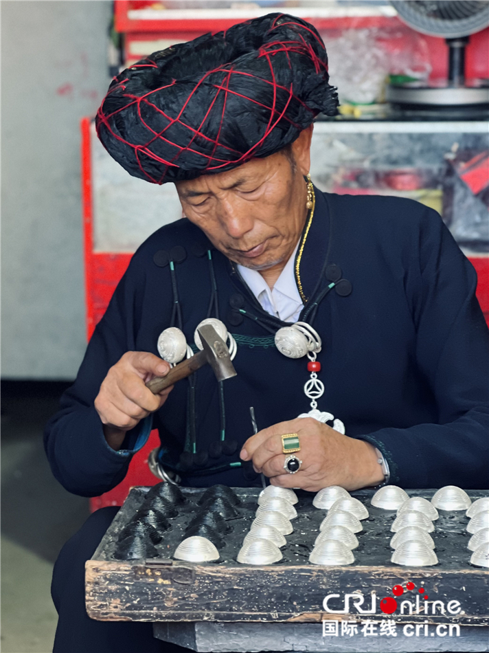 华美精巧的凉山彝族银饰