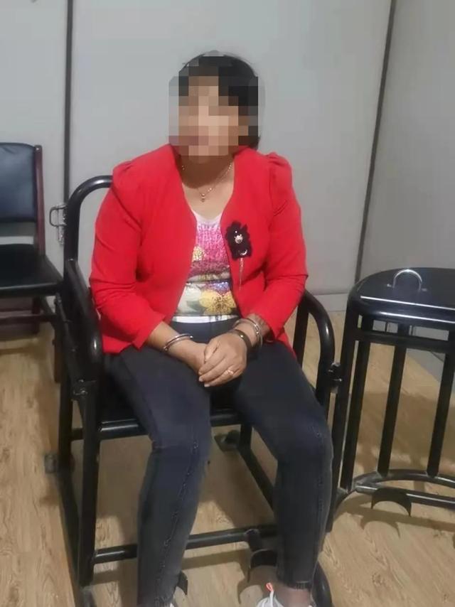 女嫌疑人抓捕图片