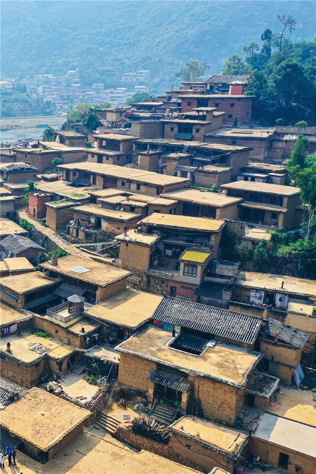 红河秘境古村 数百间土掌房犹如城堡