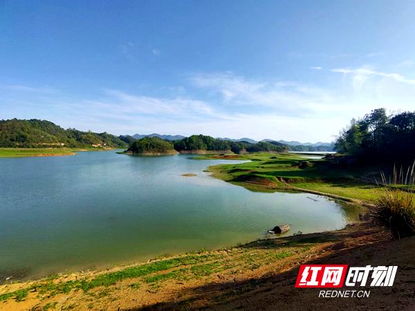 天蓝地绿水清图片