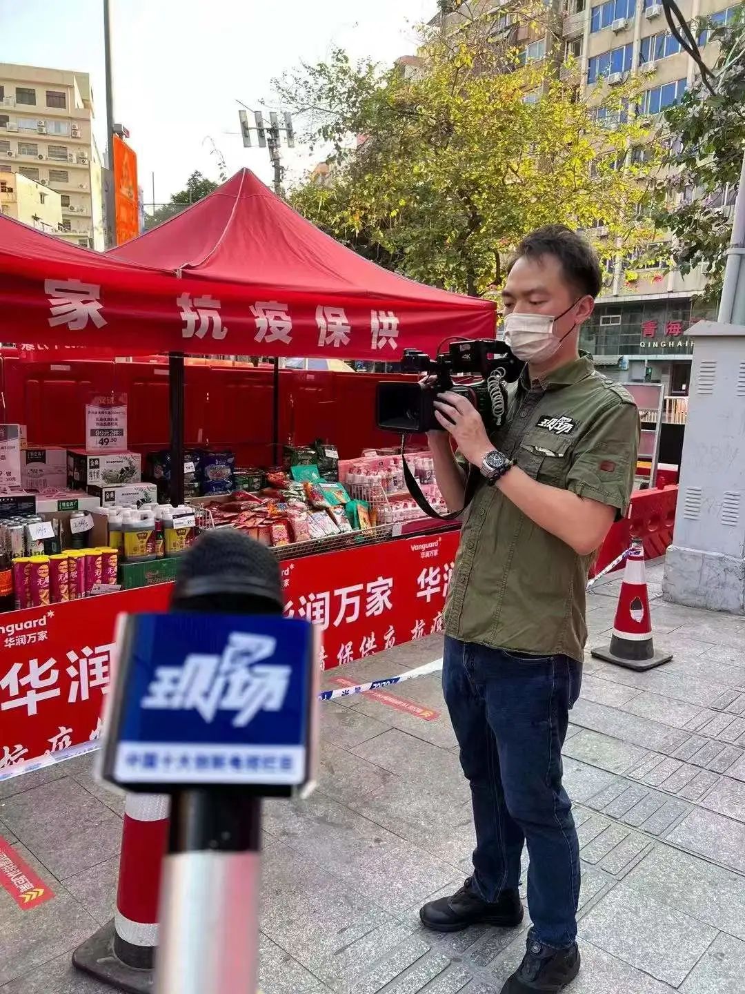 dv现场记者何伟梁在准备采访《dv现场》记者何伟梁接到社区管控通知后