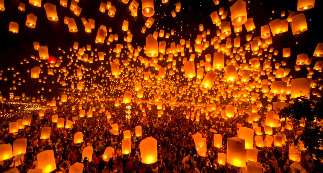 放飞孔明灯,感受夜空之美