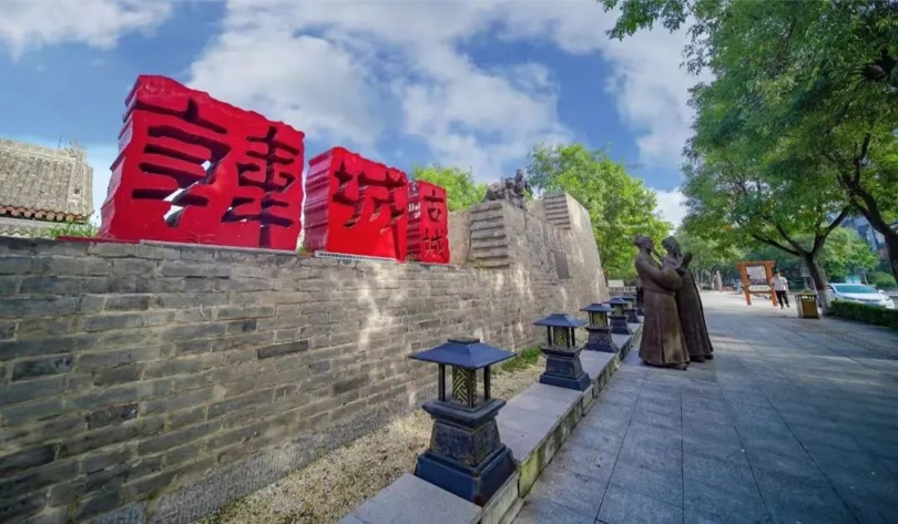 "初唐四杰"之一的少年才子王勃曾来韩城,登城赏景,写下了著名的《夏日