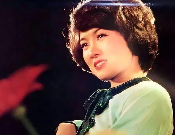 回顾郑绪岚:远嫁美国变落寞,45岁患病,47岁男友去世,至今未婚