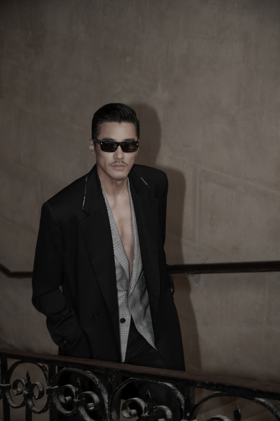 胡兵受邀出席纪梵希2024春夏大秀 酷men搭配彰显真我个性