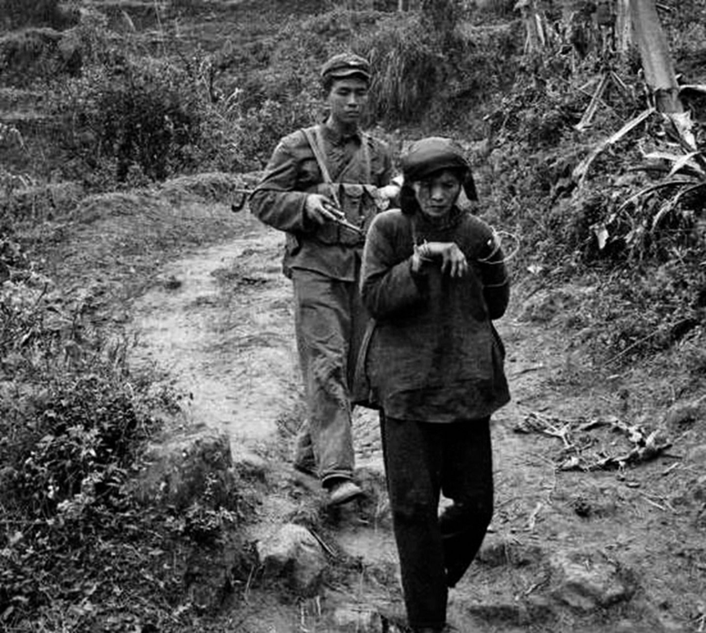 他们中的许多人遭到越南女游击队的袭击.