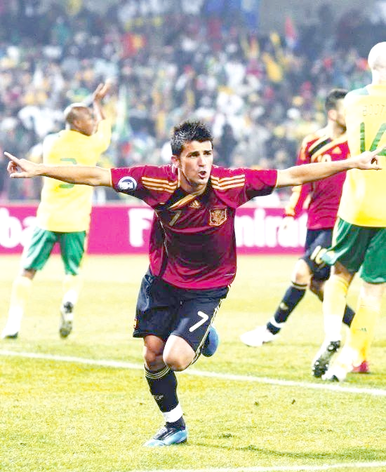 西班牙足球传奇比利亚:从球场孤胆英雄到公益之星