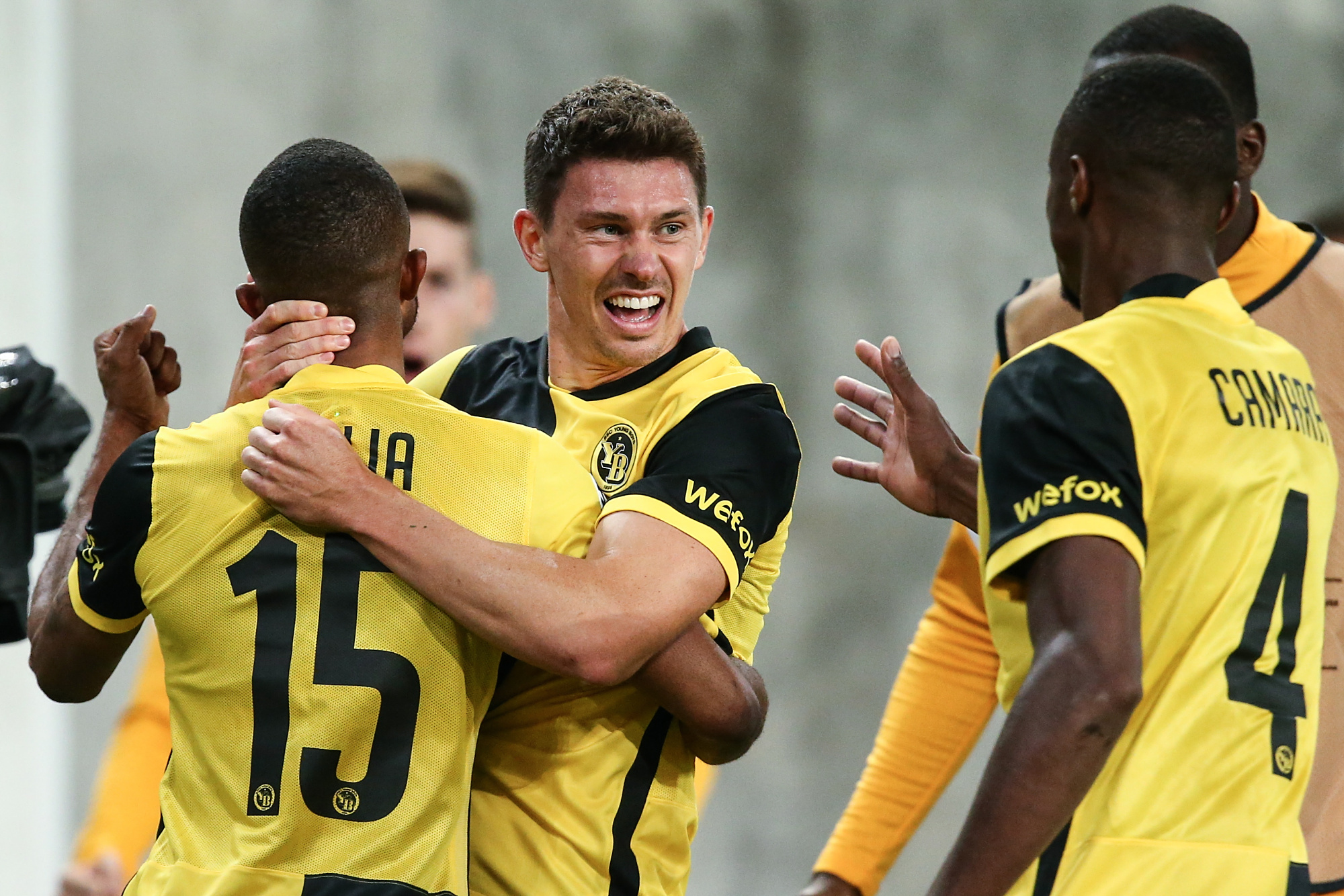 (2)足球——欧冠联赛:伯尔尼年轻人晋级正赛