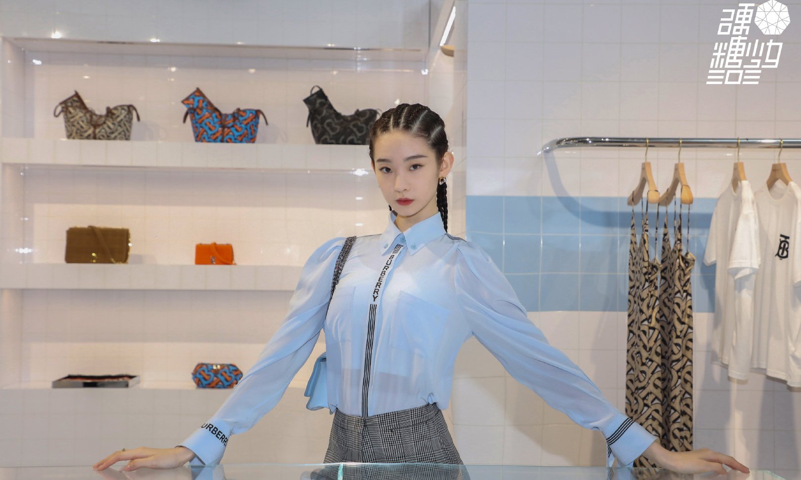 扎脏辫依旧呆萌可爱!艺凡妹妹还是适合甜美系的穿搭!