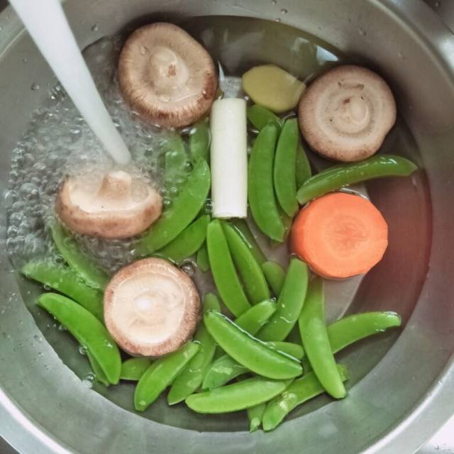 香菇甜豆炒鸡蛋,清甜爽口,做法超级的简单